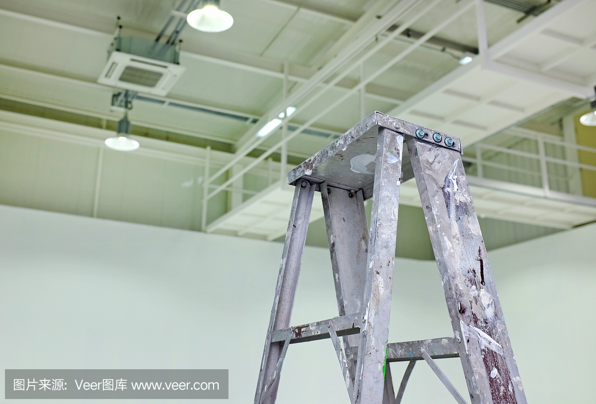 會議室的鋁梯子很臟。